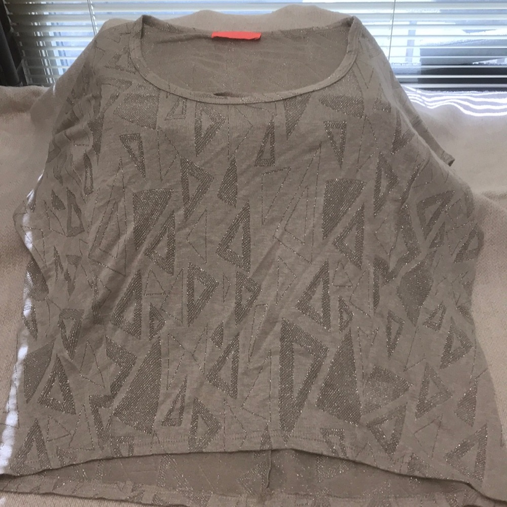 Women’s Sz M silver cap sleeved top